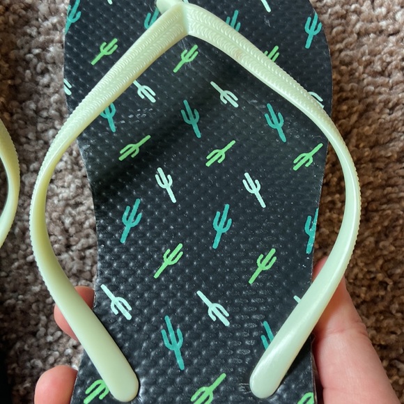 Cactus print flip flops women’s size 8 - Picture 3 of 4
